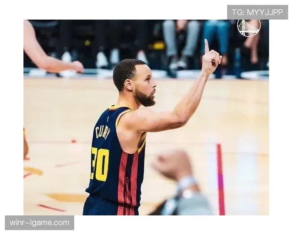 汤普森无球跑位为库里拉开空间三分效率回升