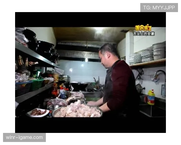 刚刷到马龙家短片，厨房像科研所，鞋比我全年工资还多