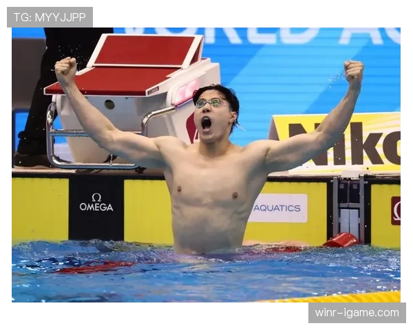 覃海洋比赛结束后坐地上发呆，这么拼的球星私下竟然爱穿拖鞋？